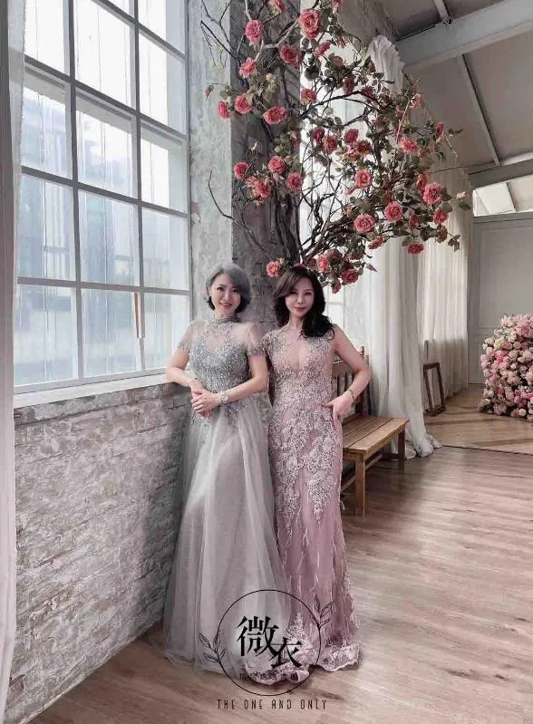 台中微衣精品媽媽禮服-2024年最新的媽媽禮服設計不僅追求時尚，更注重個性與獨特性。通過選擇獨特的面料、量身訂製的設計，以及巧妙運用配飾與顏色搭配，媽媽們可以在婚禮等重要場合中避免撞衫尷尬。這些精心選擇與搭配，能夠讓每位媽媽自信展現出高雅與別具一格的風采，成為眾人矚目的焦點。