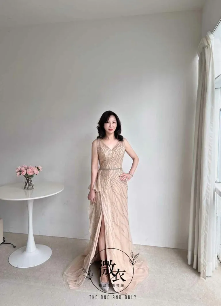 台中微衣精品媽媽禮服推出的2024年度媽媽禮服系列，以精緻設計與優雅色調為特色。無論是香檳金波浪排鑽魚尾邊禮服的華麗感，還是冰灰藍水晶鑽魚尾禮服的清新氣質，這些款式都在婚禮上為媽媽們帶來高貴與獨特的風采。讓每一位媽媽在重要場合中，展現出無與倫比的優雅與自信。